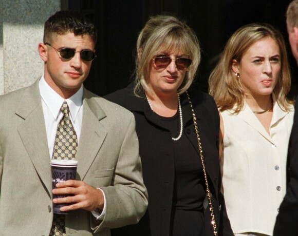 VED MORAS SIDE: Dattera Allison var ved moras side da hun sovnet inn. Her var Linda Tripp med dattera og sønnen Ryan i 1998. Foto: NTB Scanpix VED MORAS SIDE: Dattera Allison var ved moras side da hun sovnet inn. Her var Linda Tripp med dattera og sønnen Ryan i 1998. Foto: NTB Scanpix